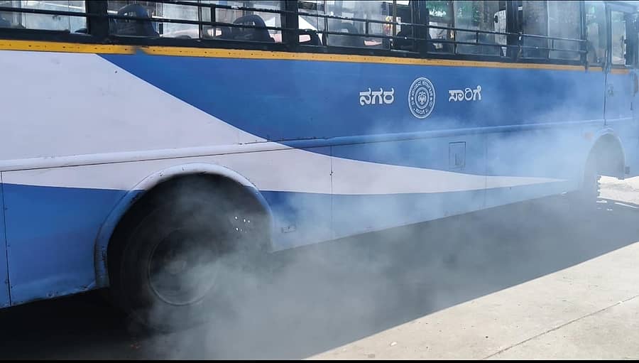 ರಾಣೆಬೆನ್ನೂರು ಬಸ್ ನಿಲ್ದಾಣದಲ್ಲಿ ಹೆಚ್ಚು ಹೊಗೆ ಉಗುಳುವ ಬಸ್