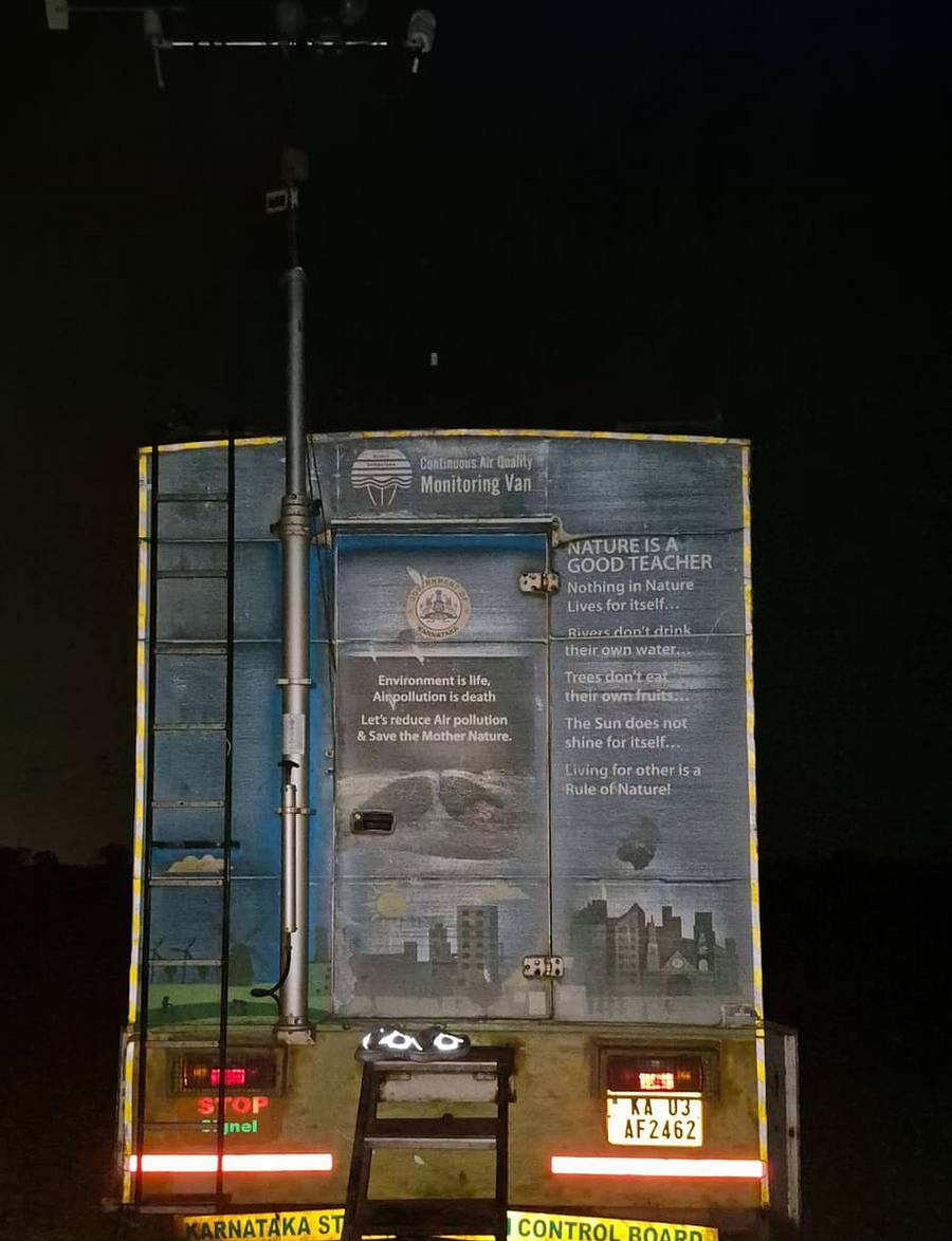 ಕೊಪ್ಪಳ ತಾಲ್ಲೂಕಿನ ಹಾಲವರ್ತಿ ಗ್ರಾಮದ ಬಳಿ ನಿಲ್ಲಿಸಲಾಗಿದ್ದ ವಾಯು ಗುಣಮಟ್ಟ ತಪಾಸಣೆಯ ಮೊಬೈಲ್‌ ವ್ಯಾನ್‌