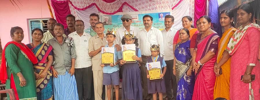 ರಾಣೆಬೆನ್ನೂರು ತಾಲ್ಲೂಕಿನ ಕೆರಿಮಲ್ಲಾಪುರ ಗ್ರಾಮದ ಸರ್ಕಾರಿ ಹಿರಿಯ ಪ್ರಾಥಮಿಕ ಶಾಲೆಯಲ್ಲಿ ಏರ್ಪಡಿಸಿದ್ದ ಭಾಷಣ ಸ್ಪರ್ಧೆಯಲ್ಲಿ ವಿಜೇತ ವಿದ್ಯಾರ್ಥಿಗಳಿಗೆ ನಿವೃತ್ತ ಮುಖ್ಯ ಶಿಕ್ಷಕ ಆರ್‌.ಎಸ್‌.ಪಾಟೀಲ ಸ್ಮರಣಿಕೆ ಹಾಗೂ ಪ್ರಶಸ್ತಿ ಪತ್ರ ವಿತರಿಸಿದರು