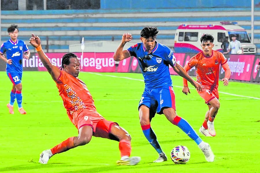 <div class="paragraphs"><p>ಬೆಂಗಳೂರು ಎಫ್‌ಸಿ ತಂಡದ ವಿರುದ್ಧ ಪಂಜಾಬ್‌ ಎಫ್‌ಸಿ ತಂಡದ ಎಫಿಯಾಂಗ್ (ಎಡ) ಗೋಲು ದಾಖಲಿಸಲು ಯತ್ನಿಸಿದರು </p></div>