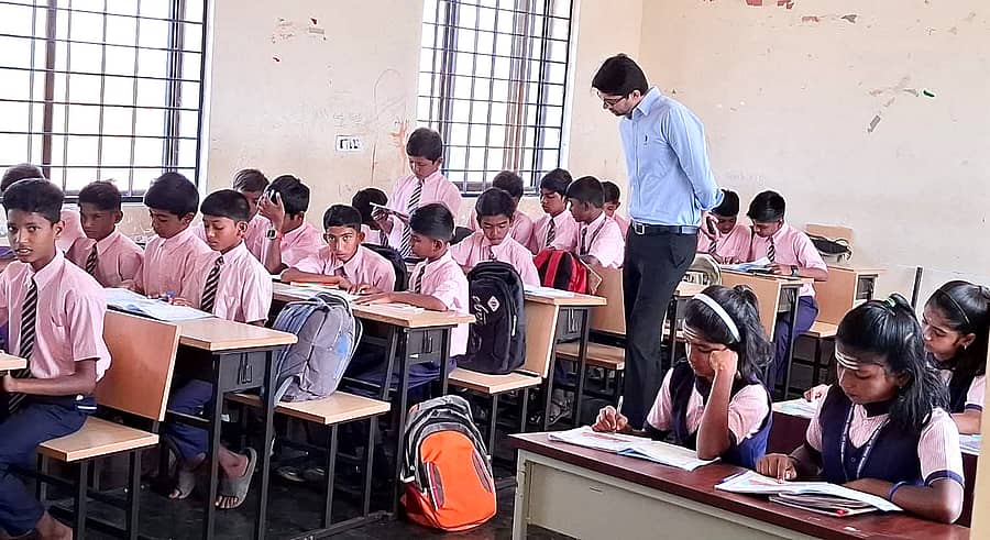 ಮೊಳಕಾಲ್ಮುರು ತಾಲ್ಲೂಕಿನ ಯರೇನಹಳ್ಳಿ ಇಂದಿರಾಗಾಂಧಿ ವಸತಿ ಶಾಲೆಗೆ ಶುಕ್ರವಾರ ಜಿಲ್ಲಾಪಂಚಾಯಿತಿ ಸಿಒಇ ಡಾ. ಆಕಾಶ್‌ ಭೇಟಿ ನೀಡಿ ಮಾಹಿತಿ ಪಡೆದರು.