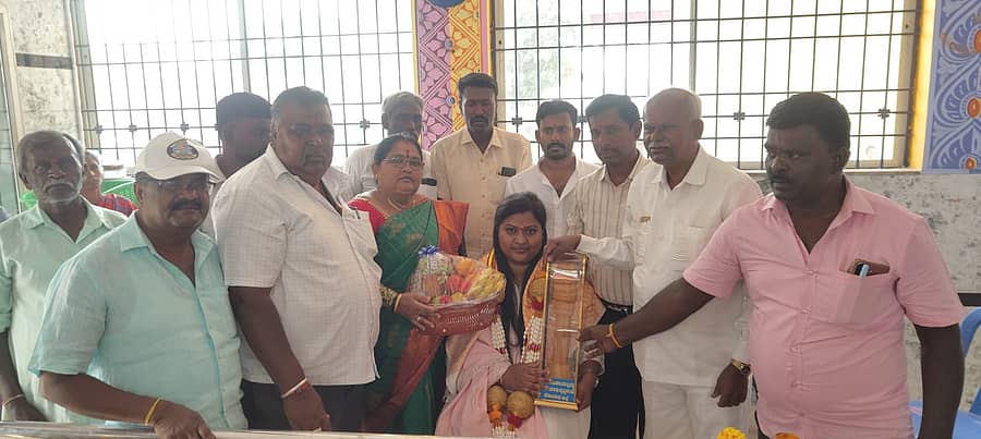 ಬೇತಮಂಗಲ ಗ್ರಾಮದ ಹೊಸ ಬಡಾವಣೆಯ ರೇಣುಕಾ ಯಲ್ಲಮ್ಮ ದೇವಾಲಯದಲ್ಲಿ ರೇಣುಕಾ ಯಲ್ಲಮ್ಮ ಬಳಗದ ವತಿಯಿಂದ ಸಿವಿಲ್ ನ್ಯಾಯಾಧೀಶರಾಗಿ ಆಯ್ಕೆಯಾದ ಅಶ್ವಿನಿ ಅವರನ್ನು ಸತ್ಕರಿಸಲಾಯಿತು 