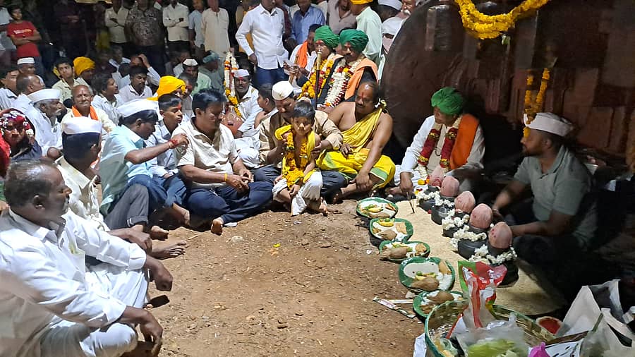 ಬಾಗಲಕೋಟೆಯ ಮುರನಾಳದಲ್ಲಿ ಮಳೆರಾಜೇಂದ್ರಸ್ವಾಮಿ ಮಠದ ಮಠಾಧೀಶ ಗುರುಲಿಂಗ ಮಹಾಪುರುಷ ಮಳೆ ಭವಿಷ್ಯ ನುಡಿದರು