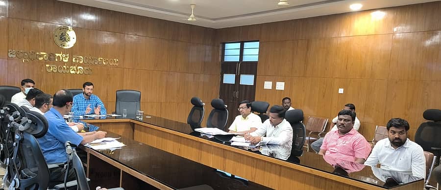 ರಾಯಚೂರಿನ ನೂತನ ಜಿಲ್ಲಾಧಿಕಾರಿಗಳ ಕಚೇರಿಯ ಸಭಾಂಗಣದಲ್ಲಿ ಹಮ್ಮಿಕೊಂಡಿದ್ದ ಜೋಳ ಖರೀದಿ ಕುರಿತು ಜಿಲ್ಲಾ ಟಾಸ್ಕ್ಫೋರ್ಸ್ ಸಮಿತಿ ಸಭೆಯಲ್ಲಿ ನಿತೀಶ್ ಕೆ. ಮಾತನಾಡಿದರು