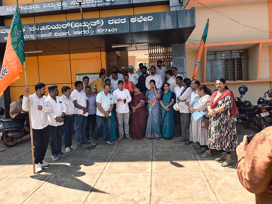 ಸಾಗರದಲ್ಲಿ ಬಿಜೆಪಿ ಕಾರ್ಯಕರ್ತರು ಅಸಮರ್ಪಕ ವಿದ್ಯುತ್ ಪೂರೈಕೆ ಖಂಡಿಸಿ ಮೆಸ್ಕಾಂ ಕಚೇರಿ ಎದುರು ಶುಕ್ರವಾರ ಪ್ರತಿಭಟನೆ ನಡೆಸಿದರು 