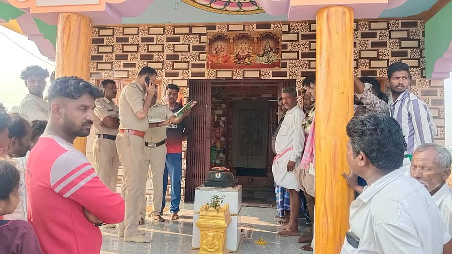 ಗುಂಡ್ಲುಪೇಟೆ ತಾಲ್ಲೂಕಿನ ಬನ್ನಿತಾಳಪುರ ಗ್ರಾಮದಲ್ಲಿ ಕಳವು ನಡೆದ ದೇವಸ್ಥಾನಕ್ಕೆ ಪೊಲೀಸ್‌ ಸರ್ಕಲ್ ಇನ್‌ಸ್ಪೆಕ್ಟರ್ ಮೋಹಿತ್ ಸಹದೇವ್ ನೇತೃತ್ವದ ತಂಡದವರು ಪರಿಶೀಲಿಸಿದರು.