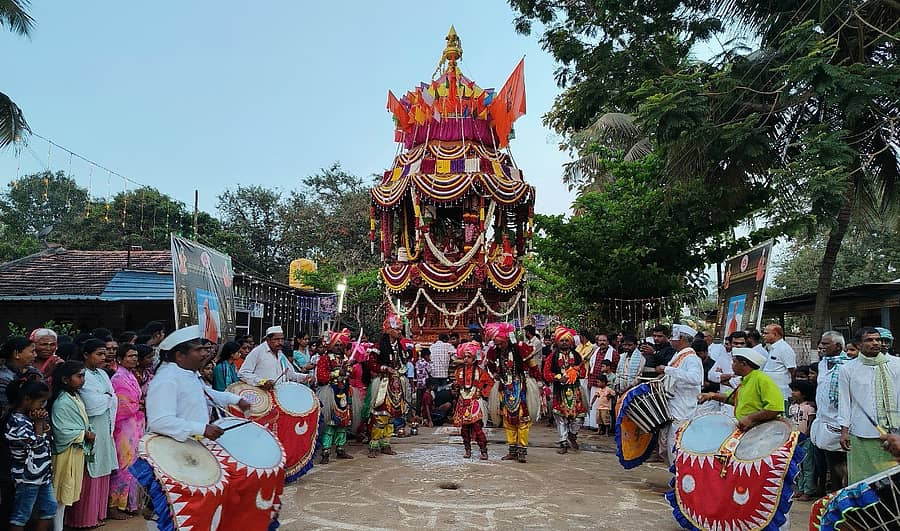 ಹೊನ್ನಾಳಿ ತಾಲ್ಲೂಕಿನ ಯಕ್ಕನಹಳ್ಳಿ ಗ್ರಾಮದ ಬಸವೇಶ್ವರಸ್ವಾಮಿ ರಥೋತ್ಸವ ಶುಕ್ರವಾರ ಸಂಭ್ರಮದಿಂದ ನಡೆಯಿತು