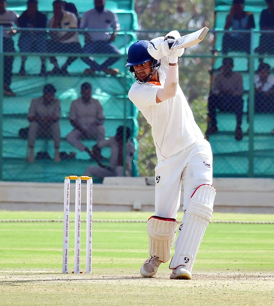 <div class="paragraphs"><p>ಜಮ್ಮು ಮತ್ತು ಕಾಶ್ಮೀರ ತಂಡದ&nbsp;ಕಮ್ರನ್ ಇಕ್ಬಾಲ್</p></div>