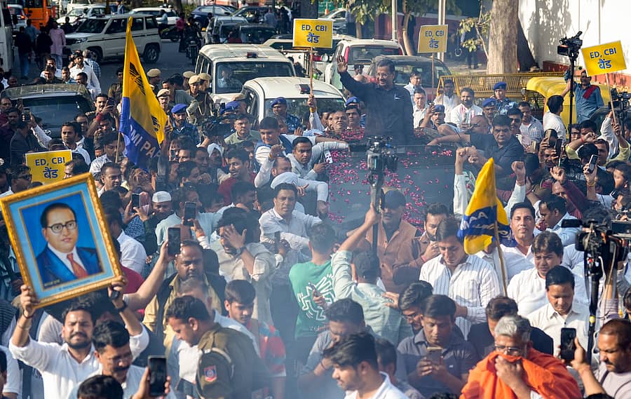 ದೆಹಲಿ ಅಬಕಾರಿ ನೀತಿ ಪ್ರಕರಣದಿಂದ ಖುಲಾಸೆಗೊಂಡ ಎಎಪಿ ಮುಖ್ಯಸ್ಥ ಅರವಿಂದ ಕೇಜ್ರಿವಾಲ್‌ ಅವರನ್ನು ಬೆಂಬಲಿಗರು ಶುಕ್ರವಾರ ಮೆರವಣಿಗೆ ಮೂಲಕ ಕರೆತಂದರು –ಪಿಟಿಐ ಚಿತ್ರ 
