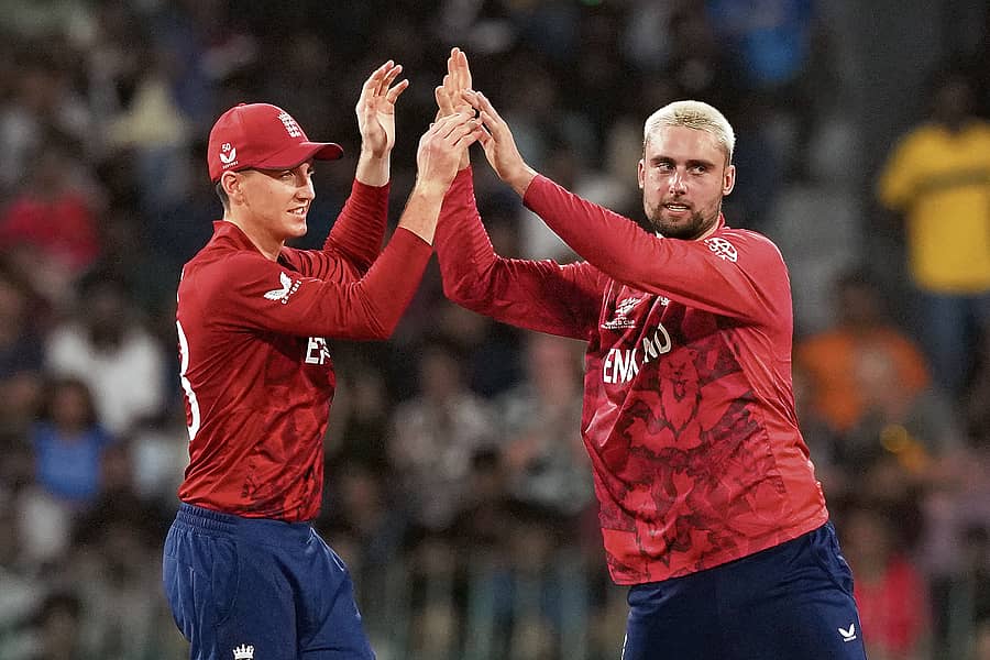 <div class="paragraphs"><p>ವಿಕೆಟ್‌ ಪಡೆದ ವಿಲ್‌ ಜ್ಯಾಕ್ಸ್‌ ಅವರನ್ನು ನಾಯಕ ಹ್ಯಾರಿ ಬ್ರೂಕ್‌ ಅಭಿನಂದಿಸಿದರು </p></div>