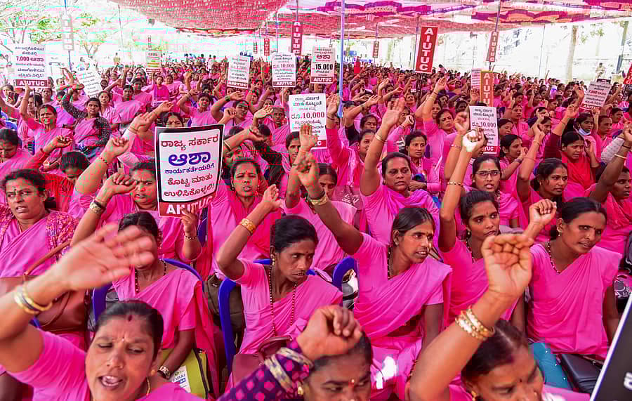 <div class="paragraphs"><p>ಬೆಂಗಳೂರಿನ ಸ್ವಾತಂತ್ರ್ಯ ಉದ್ಯಾನದಲ್ಲಿ ಆಶಾ ಕಾರ್ಯಕರ್ತೆಯರು ಪ್ರತಿಭಟನೆ ನಡೆಸಿದರು. </p></div>