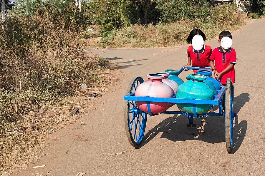 ಹಾವೇರಿ ಜಿಲ್ಲೆಯ ಶಿಗ್ಗಾವಿ ತಾಲ್ಲೂಕಿನ ಗ್ರಾಮವೊಂದರಲ್ಲಿ ಶಾಲಾ ಮಕ್ಕಳು ತಳ್ಳುಗಾಡಿಯಲ್ಲಿ ನೀರು ಕೊಡಗಳನ್ನು ಕೊಂಡೊಯ್ಯುತ್ತಿರುವುದು