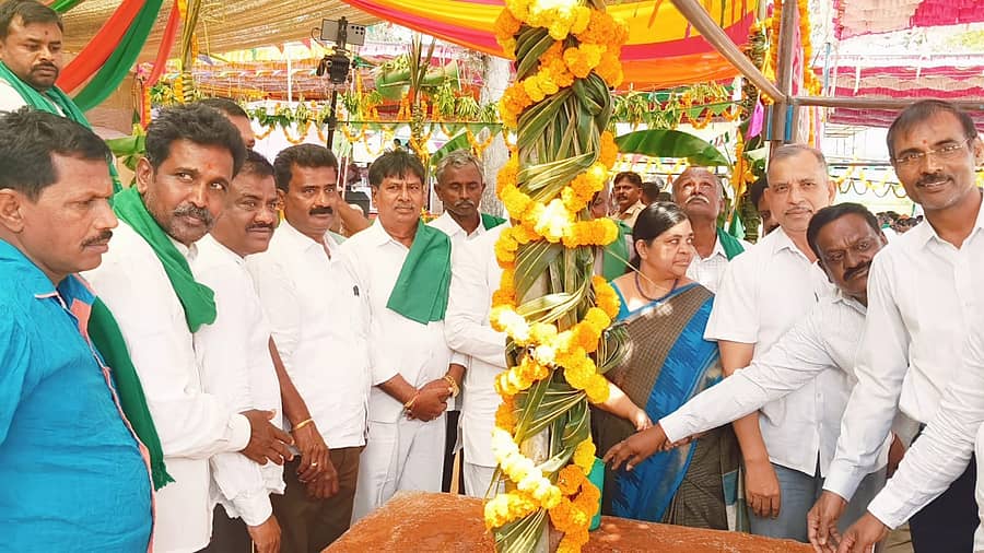 ದೇವನಹಳ್ಳಿ ತಾಲೂಕಿನ ಚನ್ನರಾಯಪಟ್ಟಣದಲ್ಲಿ ಭೂಸ್ವಾಧೀನ ವಿರೋಧಿ ಹೋರಾಟ ಸಮಿತಿ ವತಿಯಿಂದ ವಿಜಯೋತ್ಸವದ ಅಂಗವಾಗಿ ‘ಭೂಮಿ ಹಬ್ಬ’ವನ್ನು ಅದ್ದೂರಿಯಾಗಿ ಆಚರಿಸಲಾಯಿತು