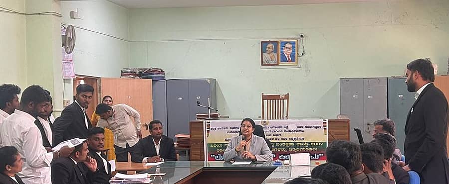 ದೊಡ್ಡಬಳ್ಳಾಪುರ ಉಪವಿಭಾಗಾಧಿಕಾರಿ ಎನ್.ದುರ್ಗಾಶ್ರೀ ಅವರು ಶುಕ್ರವಾರ ಹಿರಿಯ ನಾಗರೀಕರ ಪೋಷಣೆ, ಸಂರಕ್ಷಣಾ ಕಾಯ್ದೆ-2007ರ ಅಡಿಯಲ್ಲಿ ಲೋಕ್ ಆದಾಲತ್ ನಡೆಸಿದರು