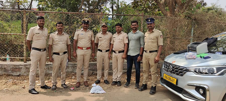 ಮಾಗಡಿ ಪಟ್ಟಣದ ಹೊಸಹಳ್ಳಿ ಮುಖ್ಯ ರಸ್ತೆ ಮಾದಕ ವಸ್ತು ಮಾರಾಟ ಮಾಡುತ್ತಿದ್ದು ಇಬ್ಬರು ಆರೋಪಿಗಳಿಂದ ವಶ ಪಡಿಸಿಕೊಂಡಿರುವ ಮಾಗಡಿ ಪೊಲೀಸರು ಹಾಗೂ ಸಿಬ್ಬಂದಿಗಳು.
