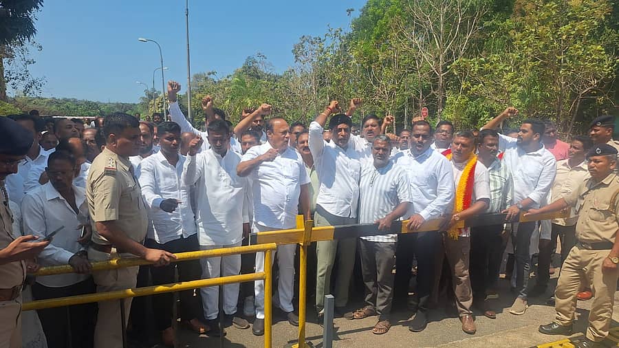 ಕಾಪು ತಾಲೂಕಿನ ಪಾದೂರಿನಲ್ಲಿರುವ ಐಎಸ್‌ಪಿಆರ್‌ಎಲ್ ತೈಲ ಘಟಕದ ಯೋಜನೆಯನ್ನು ಮುಭಾಗ ಮಾಜಿ ಸಚಿವ ವಿನಯಕುಮಾರ್ ಸೊರಕೆ ನೇತೃತ್ವದಲ್ಲಿ ಶುಕ್ರವಾರ ಪ್ರತಿಭಟನೆ ನಡೆಯಿತು. 