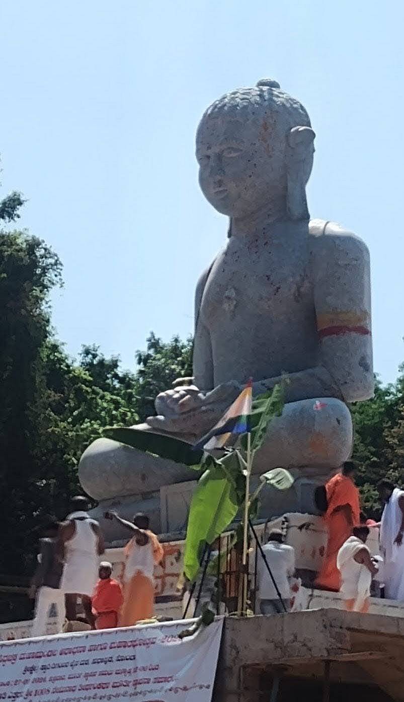 ಶಿರಸಿಯ ಸ್ವಾದಿ ಜೈನ ಮಠದಲ್ಲಿ ನೇಮಿನಾಥ ತೀರ್ಥಂಕರರ ಬೃಹತ್ ಶಿಲಾಮೂರ್ತಿಯನ್ನು ಪ್ರತಿಷ್ಠಾಪಿಸಲಾಯಿತು