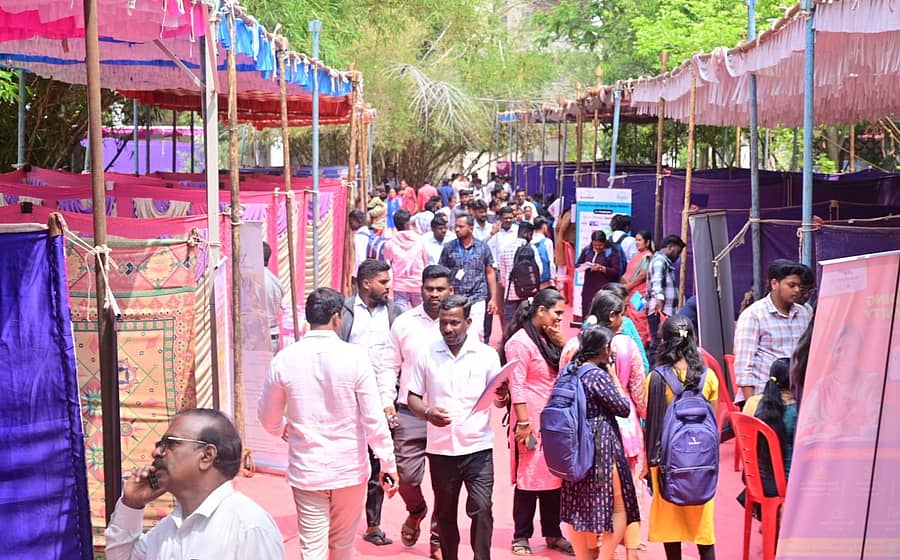 ಜಿಲ್ಲಾಡಳಿತ, ಜಿಲ್ಲಾ ಪಂಚಾಯಿತಿ, ಸಂಜೀವಿನಿ-ಕರ್ನಾಟಕ ಗ್ರಾಮೀಣ ಜೀವನೋಪಾಯ ಸಂವರ್ಧನಾ ಸಂಸ್ಥೆ, ದೀನ್ ದಯಾಳ್ ಉಪಾಧ್ಯಾಯ ಗ್ರಾಮೀಣ ಕೌಶಲ ಯೋಜನೆಯಡಿ ಶುಕ್ರವಾರ ಜಿಲ್ಲಾಡಳಿತ ಭವನದ ಆವರಣದಲ್ಲಿ ಆಯೋಜಿಸಿದ್ದ ಉದ್ಯೋಗ ಮೇಳದಲ್ಲಿ ಭಾಗವಹಿಸಿದ್ದ ಉದ್ಯೋಗಾಕಾಂಕ್ಷಿಗಳು