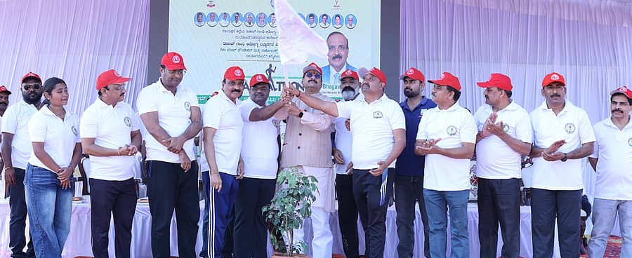 ವಿಜಯಪುರ ನಗರದಲ್ಲಿ ಶುಕ್ರವಾರ ನಡೆದ ನಶಾ ಮುಕ್ತ ಕ್ಯಾಂಪಸ್‌, ಅಂಗಾಂಗ ದಾನ ಅಭಿಯಾನಕ್ಕೆ ಶಾಸಕ ಬಸನಗೌಡ ಪಾಟೀಲ ಯತ್ನಾಳ, ರಾಜೀವ್ ಗಾಂಧಿ ಆರೋಗ್ಯ ವಿಜ್ಞಾನಗಳ ವಿಶ್ವವಿದ್ಯಾಲಯದ ಕುಲಪತಿ ಡಾ. ಭಗವಾನ್ ಬಿ.ಸಿ. ಚಾಲನೆ ನೀಡಿದರು 