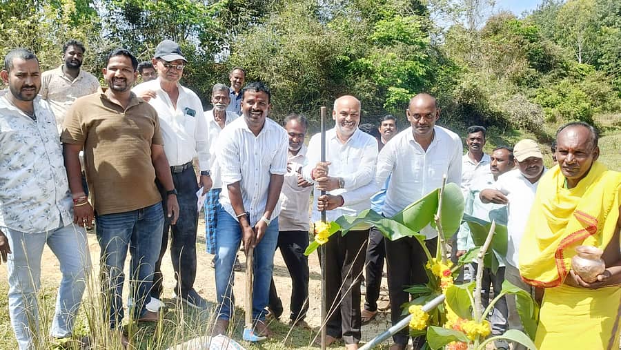 ಬೇಲೂರು ತಾಲ್ಲೂಕಿನ ನಿಟ್ಟೂರು ಗ್ರಾಮದಲ್ಲಿ ಕಾಲಸಂಕ ಸೇತುವೆ ನಿರ್ಮಾಣಕ್ಕೆ ಶಾಸಕ ಎಚ್.ಕೆ.ಸುರೇಶ್ ಭೂಮಿಪೂಜೆ ಸಲ್ಲಿಸಿದರು 