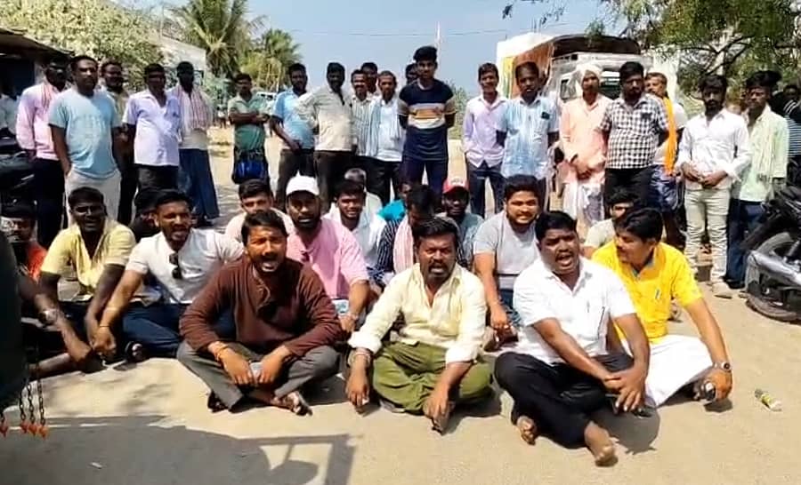 ಇಳಕಲ್ ಸಮೀಪದ ಚಿನ್ನಾಪೂರ ಎಸ್.ಟಿ ಗ್ರಾಮದಲ್ಲಿ ಸವರ್ಣಿಯರು ಅಂಗಡಿ, ಹೊಟೇಲ್ ಮುಚ್ಚಿ ಅಸ್ಪೃಶ್ಯತೆ ಆಚರಿಸಿದರು ಎಂದು ಆರೋಪಿಸಿ, ದಲಿತ ಸಂಘಟನೆಗಳ ಮುಖಂಡರು ರಸ್ತೆ ಬಂದ್ ಮಾಡಿ ಗುರುವಾರ ಪ್ರತಿಭಟನೆ ನಡೆಸಿದರು