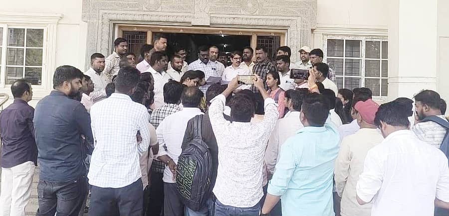 ತಮ್ಮನ್ನು ಕಾಯಂಗೊಳಿಸಬೇಕೆಂದು ಆಗ್ರಹಿಸಿ ಪರವಾನಗಿ ಭೂ ಮಾಪಕರು ಹೊಸಪೇಟೆಯಲ್ಲಿ ಶುಕ್ರವಾರ ಭೂದಾಖಲೆಗಳ ಉಪನಿರ್ದೇಶಕರಿಗೆ ಮನವಿ ಸಲ್ಲಿಸಿದರು