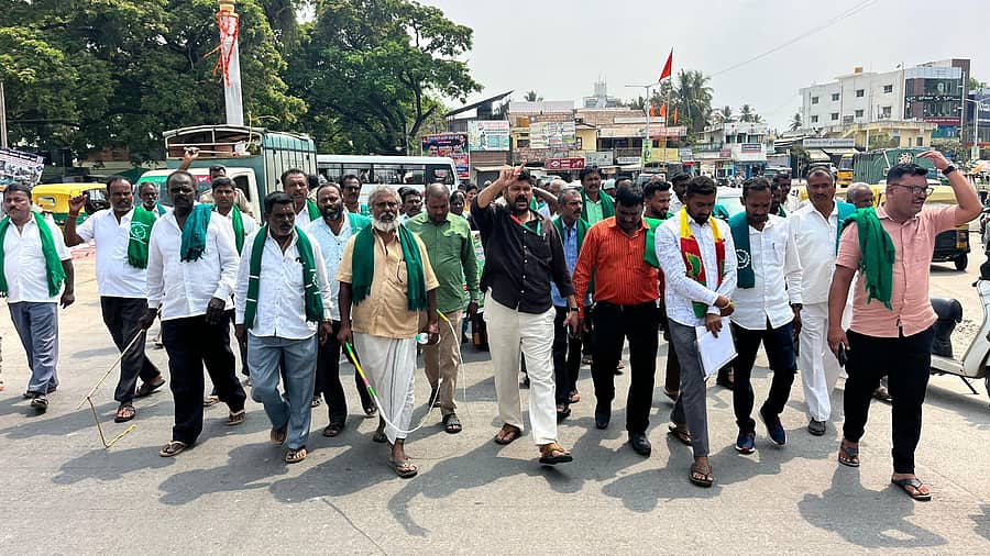 ಕನಕಪುರಲ್ಲಿ ಗುರುವಾರ ರೈತ ಸಂಘದಿಂದ ಬಾರುಕೋಲು ಪ್ರತಿಭಟನಾ ಮೆರವಣಿಗೆ ನಡೆಯಿತು