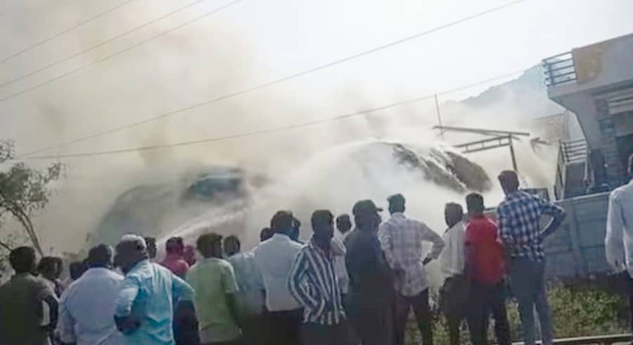 ಬೆಟ್ಟದಪುರ ಸಮೀಪದ ಬೆಟ್ಟದತುಂಗ ಕೆಳಗಿನ ಕೊಪ್ಪಲು ಗ್ರಾಮದಲ್ಲಿ ಹರೀಶ್ ಹಾಗೂ ಯೋಗೇಶ್ ಸಹೋದರರಿಗೆ ಸೇರಿದ ಹುಲ್ಲಿನ ಬಣವೆಗೆ ಬೆಂಕಿ ತಗುಲಿ ಸಂಪೂರ್ಣವಾಗಿ ಸುಟ್ಟು ಭಸ್ಮವಾಗಿರುವುದು