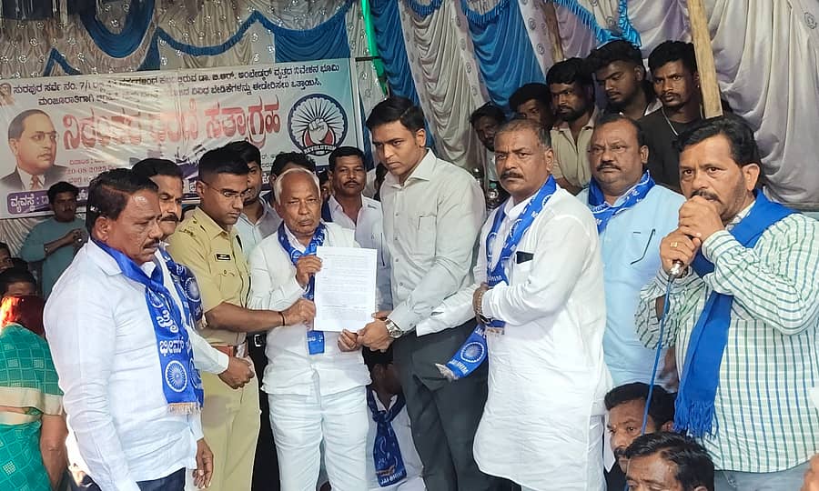 ಸುರಪುರದಲ್ಲಿ ಶುಕ್ರವಾರ ಭೂಮಿ ಮಂಜೂರಾತಿ ಹೋರಾಟ ದಲಿತ ಮುಖಂಡರ ಸಮಿತಿಯವರಿಗೆ ಜಿಲ್ಲಾಧಿಕಾರಿ ಹರ್ಷಲ್ ಭೋಯರ್ ಅವರು ಭೂಮಿ ಮಂಜೂರಾತಿ ಆದೇಶ ಪ್ರತಿ ನೀಡಿದರು