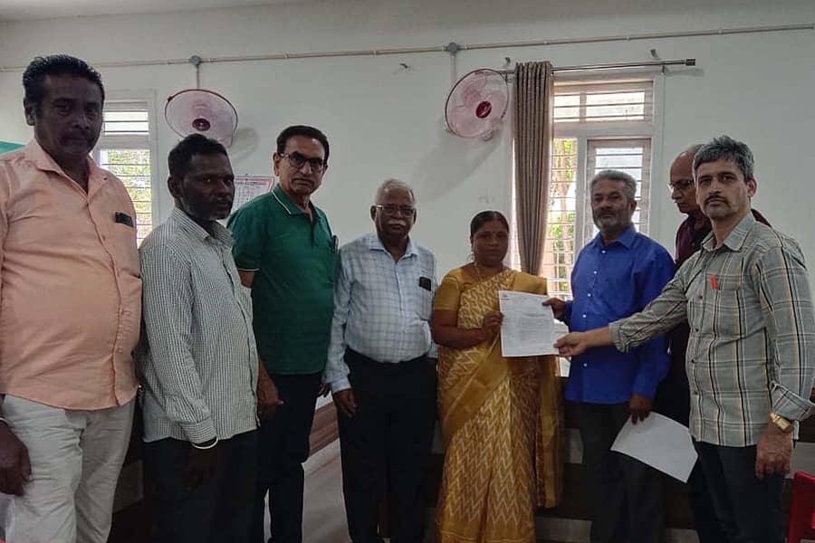 ಸಾಗರದಲ್ಲಿ ಪ್ರಾಂತ್ಯ ಅಡಿಕೆ ಬೆಳೆಗಾರರ ಸಂಘದ ಪ್ರಮುಖರು ಹವಾಮಾನ ಆಧಾರಿತ ಬೆಳೆ ವಿಮೆ ಪರಿಹಾರದ ಸಮರ್ಪಕ ವಿತರಣೆಗೆ ಒತ್ತಾಯಿಸಿ ಶುಕ್ರವಾರ ಉಪವಿಭಾಗಾಧಿಕಾರಿ ಕಚೇರಿಗೆ ಮನವಿ ಸಲ್ಲಿಸಿದರು