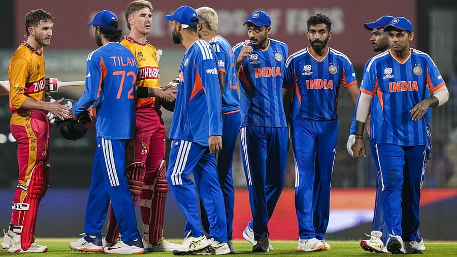 <div class="paragraphs"><p>ಪಂದ್ಯದ ಬಳಿಕ ಪರಸ್ಪರ ಅಭಿನಂದಿಸಿದ&nbsp;ಭಾರತ ಹಾಗೂ ಜಿಂಬಾಬ್ವೆ ಆಟಗಾರರು</p></div>