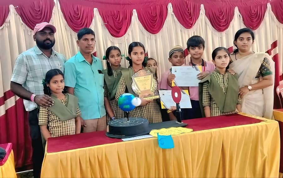 <div class="paragraphs"><p>ಹನೂರು ಪಟ್ಟಣದಲ್ಲಿ ರಾಷ್ಟ್ರೀಯ ವಿಜ್ಞಾನ ದಿನಾಚರಣೆ ರಸಪ್ರಶ್ನೆಯಲ್ಲಿ ದಿನ್ನಳ್ಳಿ ಕನ್ನಡ&nbsp; ಶಾಲೆಯ ಮಕ್ಕಳು&nbsp; ಪ್ರಥಮ ಸ್ಥಾನವನ್ನು ಗಳಿಸಿದರು</p></div>