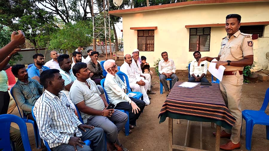 ನಾಲತವಾಡ ಹೊರ ಪೊಲೀಸ್‌ ಠಾಣೆಯಲ್ಲಿ ಶಾಂತಿ ಸಭೆಯಲ್ಲಿ ಪಿಎಸ್ಐ ಸಂಜಯ ತಿಪರೆಡ್ಡಿ ಮಾತನಾಡಿದರು