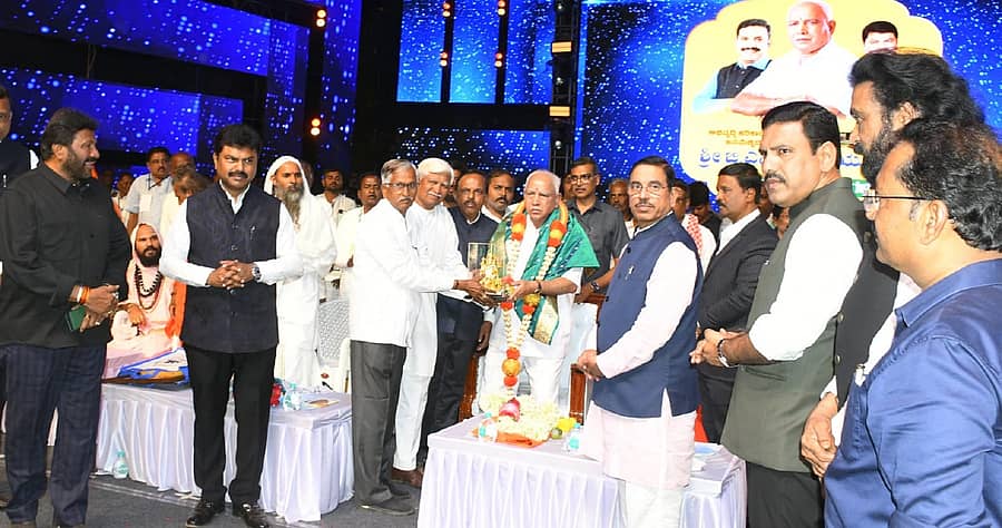 ಶಿಕಾರಿಪುರದಲ್ಲಿ ಶುಕ್ರವಾರ ರಾತ್ರಿ ನಡೆದ ಜನ್ಮದಿನ ಸಮಾರಂಭದಲ್ಲಿ ಒಡನಾಡಿಗಳು ಬಿ.ಎಸ್.ಯಡಿಯೂರಪ್ಪ ಅವರನ್ನು ಸನ್ಮಾನಿಸಿದರು