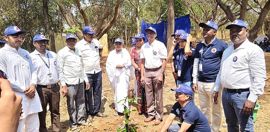 ಶಿಡ್ಲಘಟ್ಟ ತಾಲ್ಲೂಕಿನ ವರದನಾಯಕನಹಳ್ಳಿಯಲ್ಲಿ ಕೇಂಬ್ರಿಡ್ಜ್ ತಾಂತ್ರಿಕ ಮಹಾವಿದ್ಯಾಲಯ ಉತ್ತರ ವಲಯದ ವಿದ್ಯಾರ್ಥಿಗಳಿಂದ ನಡೆಯುತ್ತಿರುವ ಏಳು ದಿನಗಳ ರಾಷ್ಟ್ರೀಯ ಸೇವಾ ಯೋಜನೆ ಶಿಬಿರವನ್ನು ಸಸಿ ನೆಡುವ ಮೂಲಕ ಉದ್ಘಾಟಿಸಲಾಯಿತು