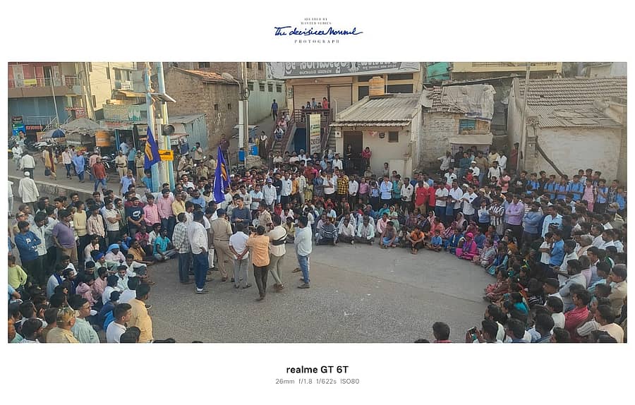 ರಾಮದುರ್ಗ ತಾಲ್ಲೂಕು ಪಂಚಾಯ್ತಿ ಎದುರಿನ ಮುಖ್ಯರಸ್ತೆಯ ಮೇಲೆ ಬಂಜಾರ ಸಮಾಜದ ಧರ್ಮಗುರುಗಳ ಭಾವಚಿತ್ರ ತೆರವುಗೊಳಿಸುವಂತೆ ಅಗ್ರಹಿಸಿ ಮಾದಿಗ ಸಮಾಜದವರು ರಸ್ತೆ ತಡೆ ನಡೆಸಿದರು