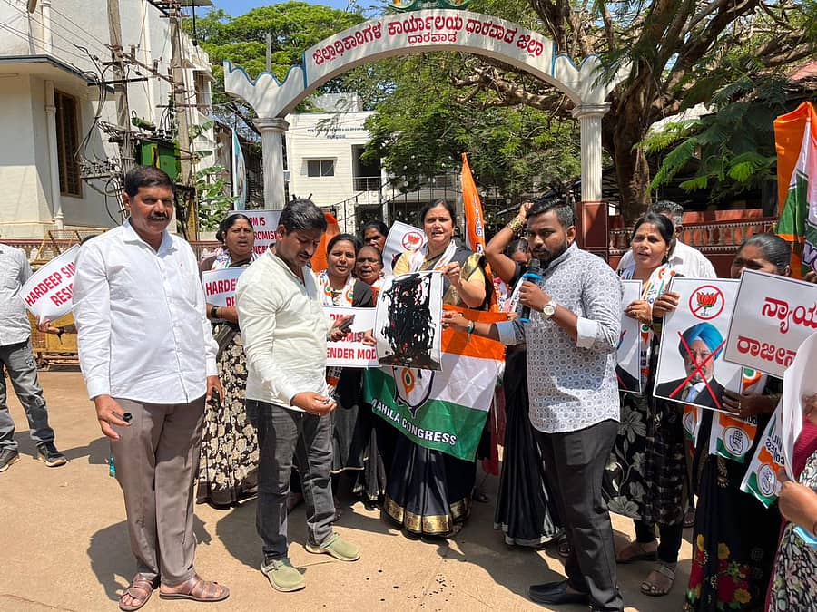 ಧಾರವಾಡದಲ್ಲಿ ಕಾಂಗ್ರೆಸ್‌ನವರು ಶುಕ್ರವಾರ ಪ್ರತಿಭಟನೆ ನಡೆಸಿದರು