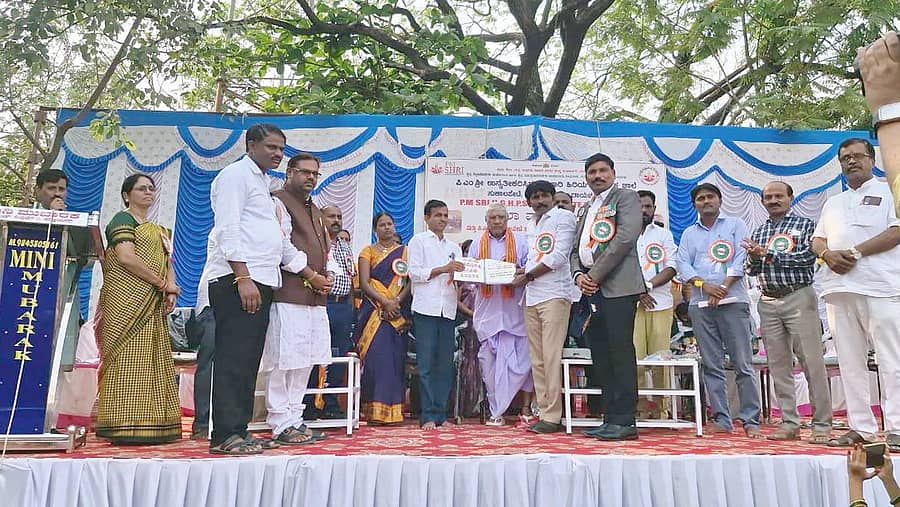 ಸಿಂಧನೂರಿನ ಸುಕಾಲಪೇಟೆ ಪಿಎಂಶ್ರೀ ಉನ್ನತೀಕರಿಸಿದ ಸರ್ಕಾರಿ ಹಿರಿಯ ಪ್ರಾಥಮಿಕ ಶಾಲೆಯಲ್ಲಿ ಶುಕ್ರವಾರ ಹಮ್ಮಿಕೊಂಡಿದ್ದ ಶಾಲಾ ವಾರ್ಷಿಕೋತ್ಸವ ಕಾರ್ಯಕ್ರಮದಲ್ಲಿ2024-25ನೇ ಸಾಲಿನ ಸಂಚಿಕೆಯನ್ನು ಮುಖಂಡ ಸುರೇಶ ಹಚ್ಚೊಳ್ಳಿ ಬಿಡುಗಡೆಗೊಳಿಸಿದರು