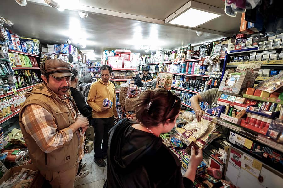 <div class="paragraphs"><p>ಅಮೆರಿಕ–ಇಸ್ರೇಲ್ ದಾಳಿಯ ನಡುವೆಯೇ ಟೆಹರಾನ್ನ ಅಂಗಡಿಯೊಂದರಲ್ಲಿ ಜನರು ಆಹಾರ ಪದಾರ್ಥಗಳ ಖರೀದಿಗೆ ಮುಗಿಬಿದ್ದಿದ್ದರು.</p></div>