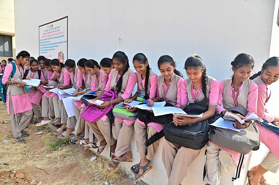 ದಾವಣಗೆರೆಯ ಮೋತಿ ವೀರಪ್ಪ ಕಾಲೇಜಿನಲ್ಲಿ ದ್ವಿತೀಯ ಪಿಯು ಪರೀಕ್ಷೆ ಬರೆಯಲು ಬಂದಿದ್ದ ವಿದ್ಯಾರ್ಥಿಯರು ಅಂತಿಮ ಹಂತದ ತಯಾರಿ ನಡೆಸಿರುವುದು –ಪ್ರಜಾವಾಣಿ ಚಿತ್ರ/ ಸತೀಶ್ ಬಡಿಗೇರ