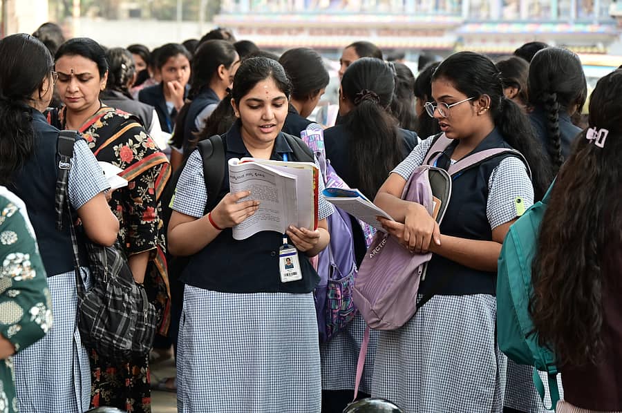 ದ್ವಿತೀಯ ಪಿಯು ಮೊದಲ ದಿನದ ಪರೀಕ್ಷೆ ಆರಂಭಕ್ಕೂ ಮೊದಲು ಬೆಂಗಳೂರಿನ ಮಲ್ಲೇಶ್ವರದ ಪರೀಕ್ಷಾ ಕೇಂದ್ರವೊಂದರ ಮುಂದೆ ಅಂತಿಮ ಕ್ಷಣದ ಸಿದ್ಧತೆಯಲ್ಲಿ ತೊಡಗಿದ್ದ ವಿದ್ಯಾರ್ಥಿನಿಯರು.