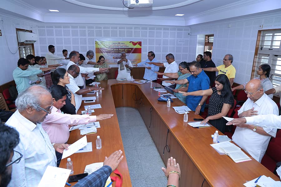 ಕನ್ನಡ ಅಭಿವೃದ್ಧಿ ಪ್ರಾಧಿಕಾರ, ನೀತಿ ನಿರೂಪಣೆಗಾಗಿ ಸಂಶೋಧನಾ ಸಂಸ್ಥೆ ಹಮ್ಮಿಕೊಂಡಿದ್ದ ವಿಚಾರಸಂಕಿರಣದಲ್ಲಿ ರಾಜ್ಯ ಶಿಕ್ಷಣ ನೀತಿ ವರದಿ ಅನುಷ್ಠಾನಕ್ಕೆ ಒತ್ತಾಯಿಸಿ ನಿರ್ಣಯ ಅಂಗೀಕರಿಸಲಾಯಿತು.