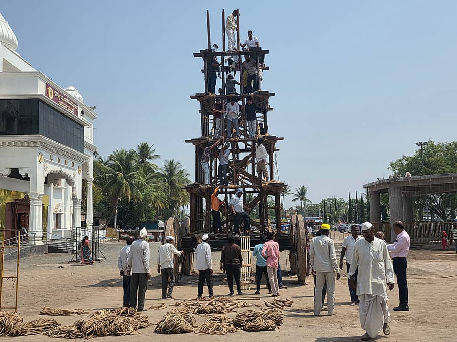 ಕಲಬುರಗಿ ನಗರದ ಶರಣಬಸವೇಶ್ವರ ದೇವಸ್ಥಾನ ಆವರಣದಲ್ಲಿ ತೇರು ಕಟ್ಟುವ ಕಾರ್ಯದಲ್ಲಿ ನಿರತವಾಗಿರುವ ತಂಡ