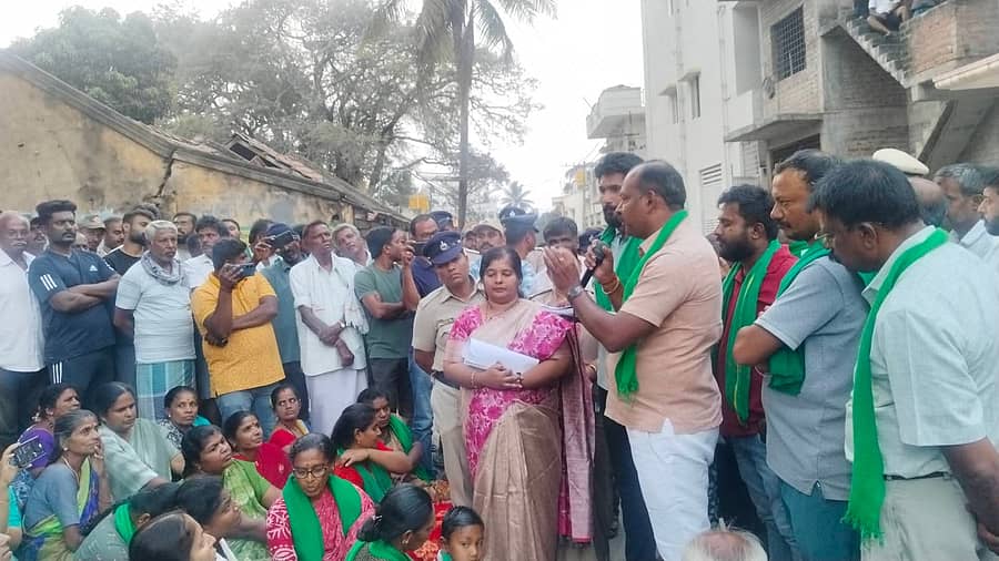 ಆನೇಕಲ್ ತಾಲ್ಲೂಕಿನ ಸರ್ಜಾಪುರ ಮೇಡಹಳ್ಳಿ ಗ್ರಾಮಕ್ಕೆ ಭೇಟಿ ನೀಡಿದ್ದ ಕೆಐಎಡಿಬಿ ಅಧಿಕಾರಿಗಳ ವಿರುದ್ಧ ರೈತರು ಆಕ್ರೋಶ ವ್ಯಕ್ತಪಡಿಸಿದರು