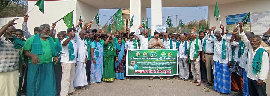 ನೀರಾವರಿ ಯೋಜನೆಗೆ ಅನುದಾನನ ಬಿಡುಗಡೆ ಸೇರಿದಂತೆ ವಿವಿಧ ಬೇಡಿಕೆಗಳ ಈಡೇರಿಕೆಗೆ ಆಗ್ರಹಿಸಿ ಚಾಮರಾಜನಗರ ಜಿಲ್ಲೆಯ ಹನೂರಿನಿಂದ ಬೆಂಗಳೂರಿಗೆ ರೈತ ಸಂಘದ ಕಾರ್ಯಕರ್ತರು ಕೈಗೊಂಡಿರುವ ಪಾದಯಾತ್ರೆ ಶನಿವಾರ ರಾಮನಗರ ತಲಪಿದಾಗ, ಹೊರವಲಯದ ಸರ್ಕಾರಿ ಎಂಜಿನಿಯರಿಂಗ್ ಕಾಲೇಜು ಬಳಿ ಸ್ಥಳೀಯ ರೈತ ಸಂಘದ ಪದಾಧಿಕಾರಿಗಳು ಸ್ವಾಗತಿಸಿದರು
