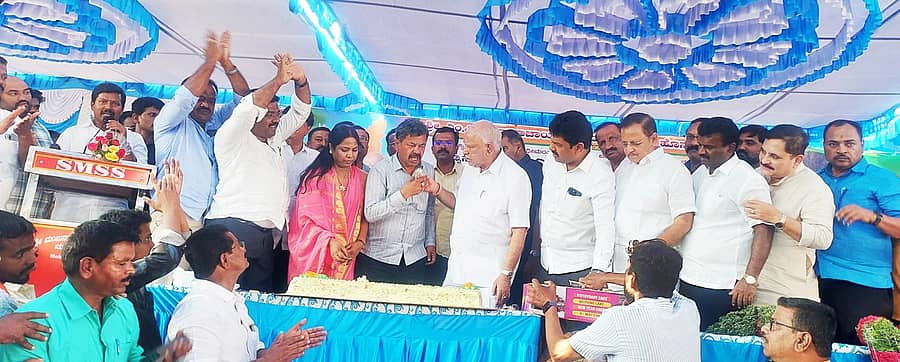 ಹೊನ್ನಾಳಿಯಲ್ಲಿ ಬಿ.ಎಸ್.ವೈ ಹಾಗೂ ಎಂ.ಪಿ.ಆರ್ ಅವರ ಜನ್ಮದಿನ ಕಾರ್ಯಕ್ರಮದಲ್ಲಿ ಯಡಿಯೂರಪ್ಪ ಅವರು ರೇಣುಕಾಚಾರ್ಯ ಅವರಿಗೆ ಕೇಕ್ ತಿನ್ನಿಸಿ ಶುಭ ಕೋರಿದರು