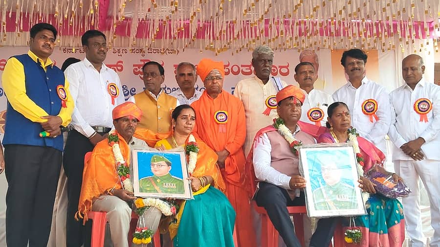 ಔರಾದ್ ತಾಲ್ಲೂಕಿನ ಸಂತಪೂರನಲ್ಲಿ ನಡೆದ ಗುರುವಂದನೆ ಕಾರ್ಯಕ್ರಮದಲ್ಲಿ ನಿವೃತ್ತ ಶಿಕ್ಷಕ ದಂಪತಿಗಳಿಗೆ ಬಸವಲಿಂಗ ಪಟ್ಟದ್ದೇವರು ಗೌರವಿಸಿದರು