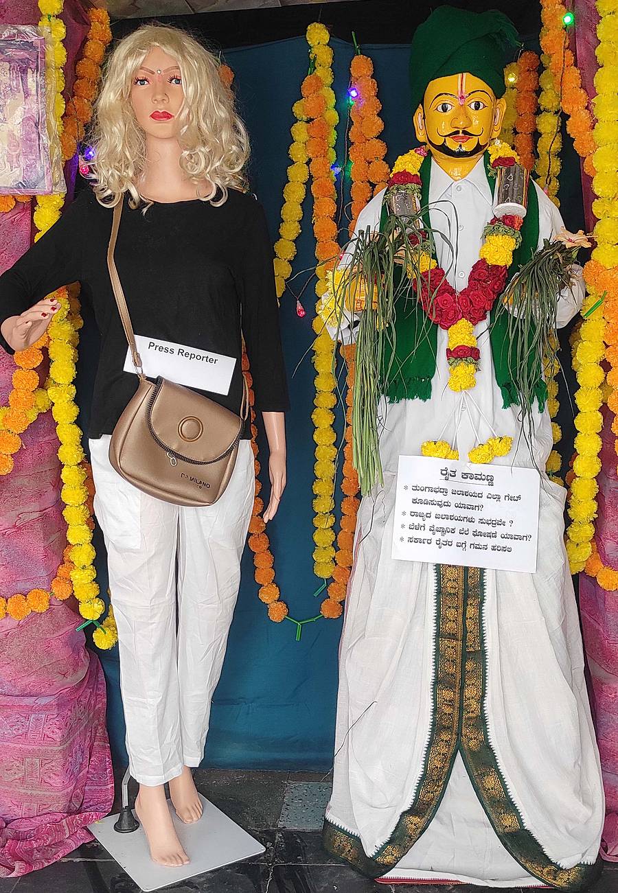 ಕಂಪ್ಲಿ ಕುರುಹಿನಶೆಟ್ಟಿ ಸಮಾಜದ ಶ್ರೀನೀಲಕಂಠೇಶ್ವರ ದೇವಸ್ಥಾನದಲ್ಲಿ ಕಾಮಣ್ಣ ಸೇವಾ ಸಮಿತಿಯವರು ಪ್ರತಿಷ್ಠಾಪಿಸಿರುವ ವಿದೇಶಿ ಪತ್ರಕರ್ತೆ ‘ರತಿ’ ಮತ್ತು ರೈತ ‘ಕಾಮಣ್ಣ’ನ ಗೊಂಬೆಗಳು ಗಮನಸೆಳೆಯುತ್ತಿವೆ