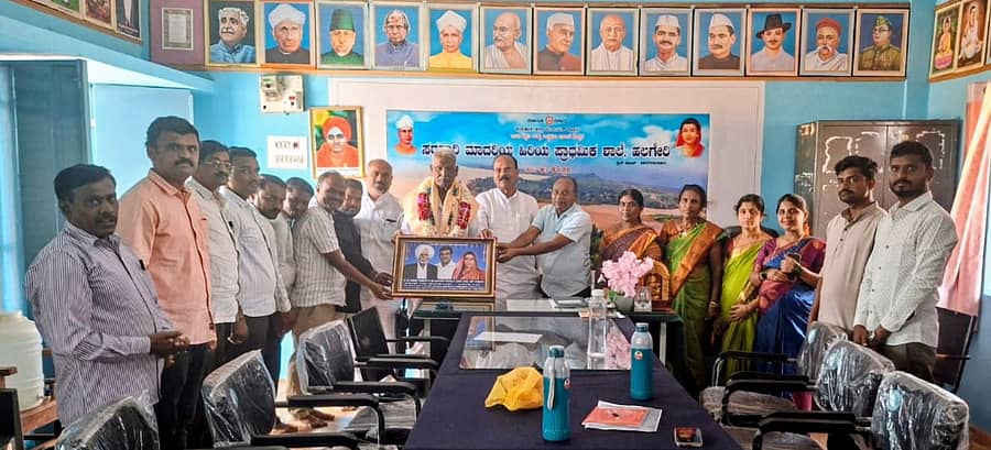 ಅಳವಂಡಿ ಸಮೀಪದ ಹಲಗೇರಿ ಗ್ರಾಮದ ಸರ್ಕಾರಿ ಶಾಲೆಗೆ ಭೂದಾನ ಮಾಡಿದ ನಿಂಗಪ್ಪ ಉಳ್ಳಾಗಡ್ಡಿ ಅವರನ್ನು ಶಾಲಾ ಶಿಕ್ಷಕರು ಮತ್ತು ಗ್ರಾಮಸ್ಥರು ಸನ್ಮಾನಿಸಿದರು.