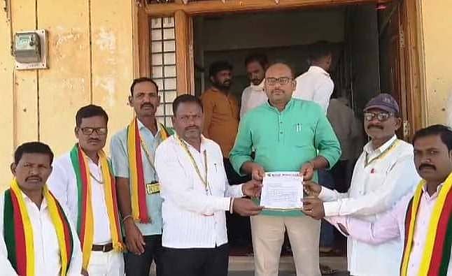 ದೇವರಹಿಪ್ಪರಗಿ ತಾಲ್ಲೂಕು ಜಯ ಕರ್ನಾಟಕ ಸಂಘಟನೆ ಪದಾಧಿಕಾರಿಗಳು ಉದ್ಯೋಗ ನೇಮಕಾತಿಗಾಗಿ ಒತ್ತಾಯಿಸಿ ತಹಶೀಲ್ದಾರ‌ ನಿಂಗಣ್ಣ ಬಿರಾದಾರ ಅವರಿಗೆ ಮನವಿ ಸಲ್ಲಿಸಿದರು